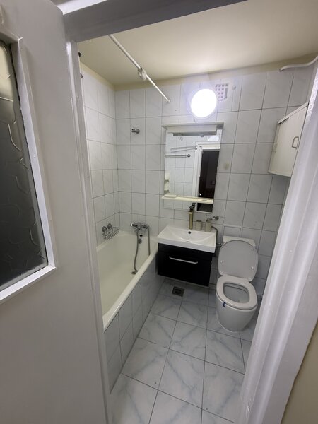 Berceni, 3 camere, decomandat, mobilat, utilat.